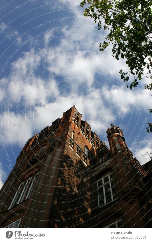 Lüneburger Himmel Wolken Gemäuer Architektur Turm Blauer Himmel Schulgebäude Ziegelbauweise Backstein Froschperspektive Außenaufnahme Schatten