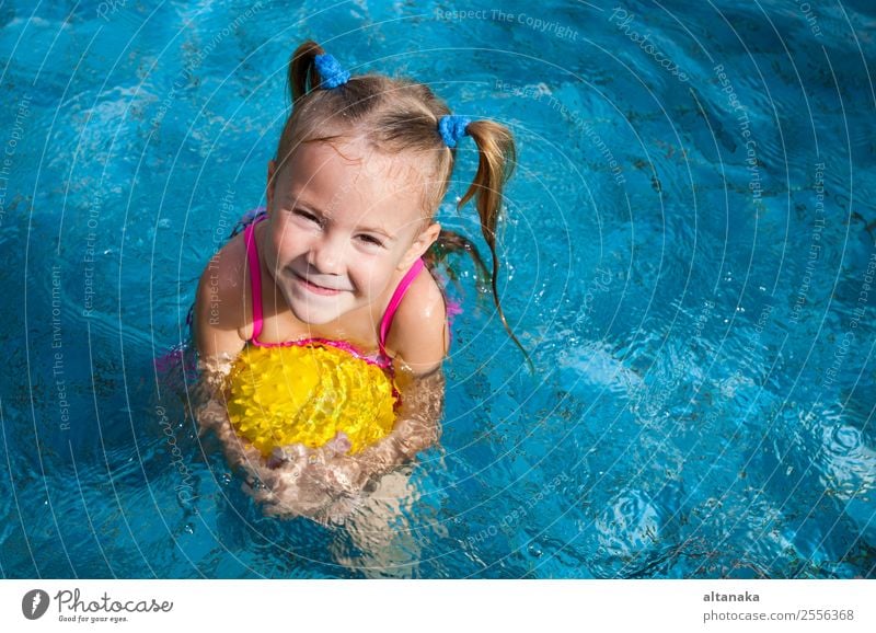 glückliches kleines Mädchen spielt im Pool mit Ball Lifestyle Freude Glück Gesicht Erholung Schwimmbad Freizeit & Hobby Spielen Ferien & Urlaub & Reisen Sommer