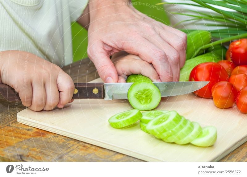 Mutter unterrichtet Tochter Messer Schnitt Gurke Gemüse Essen Abendessen Vegetarische Ernährung Diät Lifestyle Sommer Tisch Küche Kind Mensch Erwachsene Natur