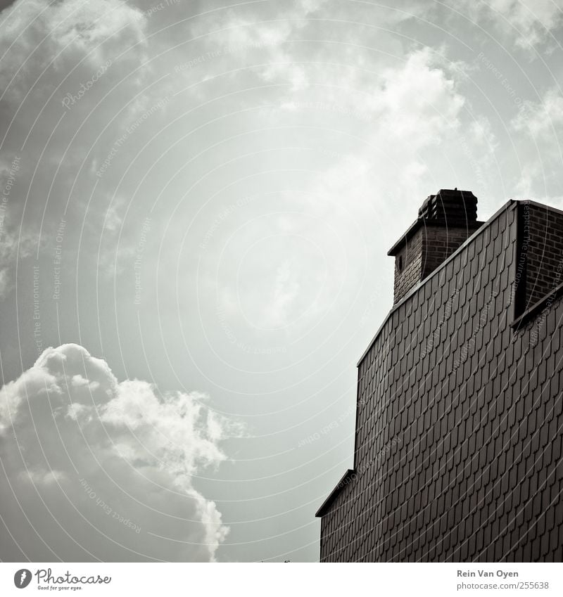 Quadratisch Dorf Kleinstadt Haus Gebäude Architektur Mauer Wand Fassade Dach Schornstein Gelassenheit ruhig Zusammensetzung komponieren Wolken Wolkenhimmel