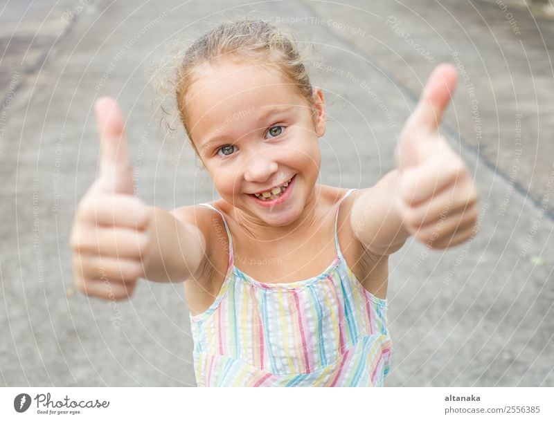 glückliches Mädchen Freude Glück schön Gesicht Leben Sommer Erfolg Kind Mensch Frau Erwachsene Kindheit Arme Hand Finger Park Kleid lachen Coolness Fröhlichkeit