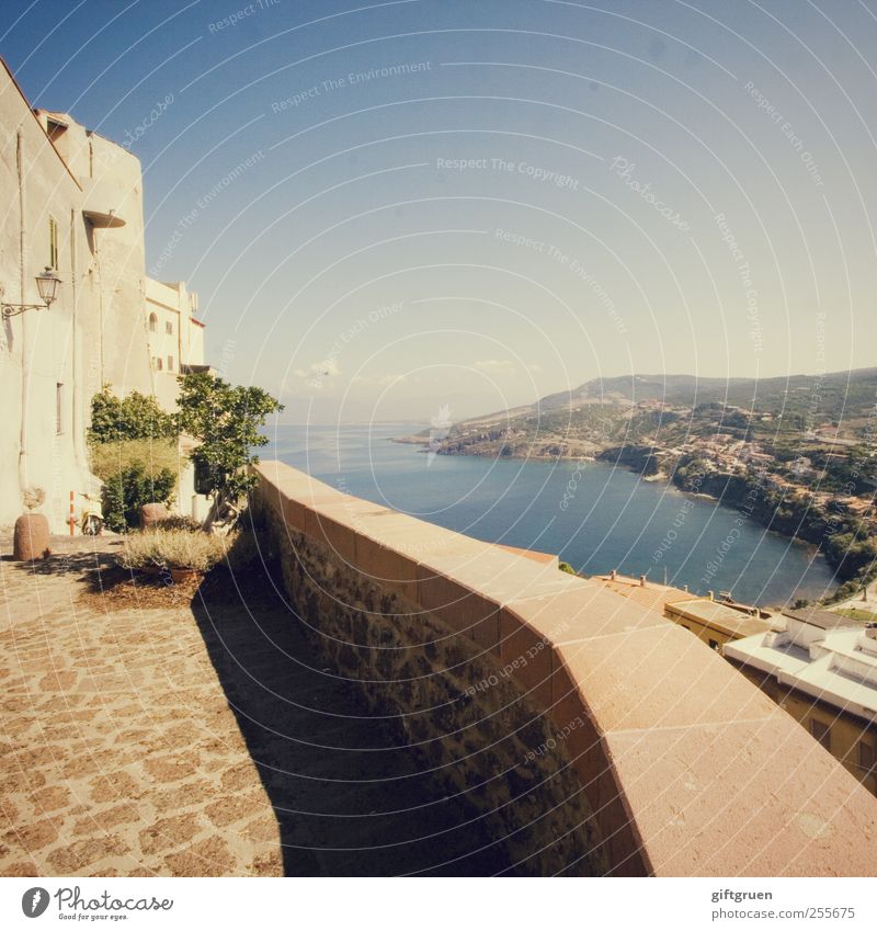 urlaubsaussichten Umwelt Natur Landschaft Pflanze Urelemente Wasser Himmel Wolkenloser Himmel Sommer Schönes Wetter Küste Bucht Meer Insel Mauer Wand Terrasse