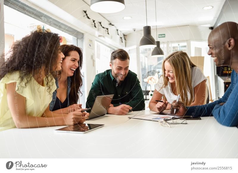 Fünf junge Menschen lernen mit Laptop und Tablet-Computern auf einem weißen Schreibtisch. Lifestyle Haare & Frisuren Tisch Schule Studium