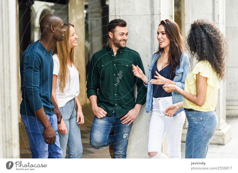 Eine multiethnische Gruppe junger Menschen, die gemeinsam Spaß im Freien haben Lifestyle Freude Glück schön Sommer Junge Frau Jugendliche Junger Mann Erwachsene