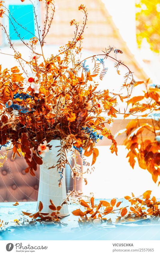 Herbst Blumenstrauß in Vase auf dem Tisch am Fenster Lifestyle Stil Design Leben Häusliches Leben Innenarchitektur Dekoration & Verzierung Wohnzimmer einfach