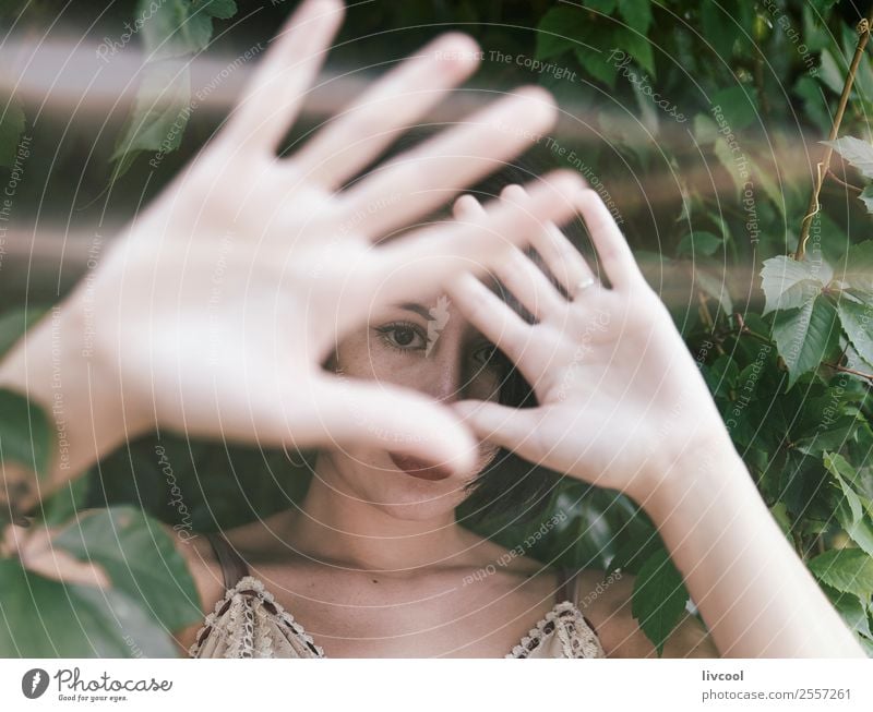 Dame im Unterholz Lifestyle Stil schön Sommer Garten Mensch feminin Frau Erwachsene Kopf Arme Hand 1 18-30 Jahre Jugendliche Natur Park Mode Unterwäsche Tattoo