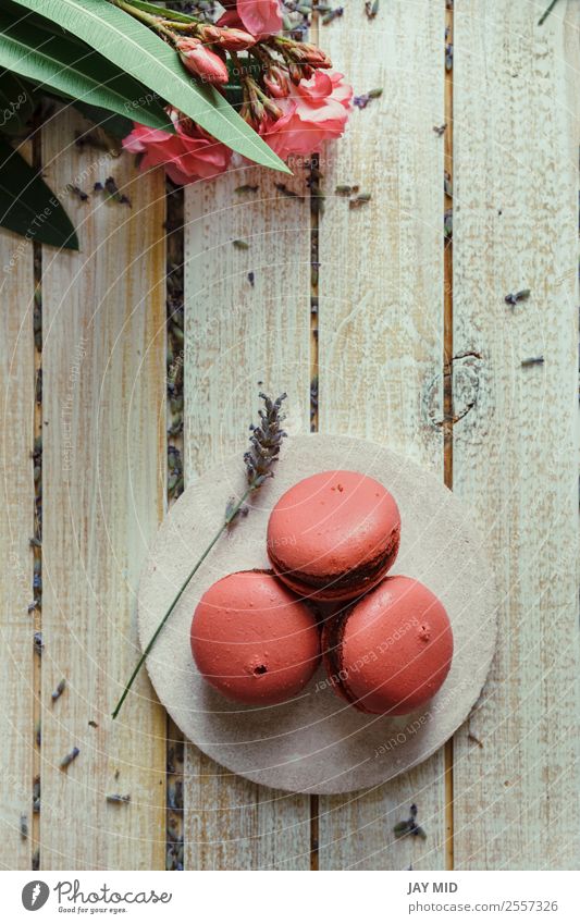 Rosa Makronen, Pfirsich- und Lavendelgeschmack Dessert Kaffee Tisch Holz lecker rosa Farbe Tradition Macaron Hintergrund Lebensmittel Teetrinken Französisch süß