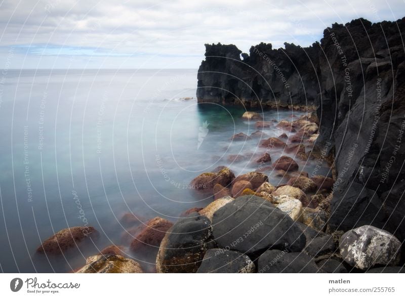 Wer warf den ersten Stein Landschaft Urelemente Wasser Wolken Sommer Felsen Wellen Küste Meer Insel dunkel blau braun schwarz Horizont Klippe Acores Farbfoto