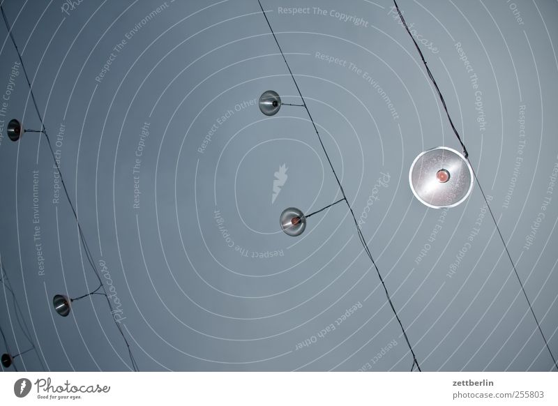 Angeblitzte Lampen Häusliches Leben Entertainment hell Beleuchtung Lichterkette Scheinwerfer Stahlkabel Farbfoto Gedeckte Farben Außenaufnahme Detailaufnahme