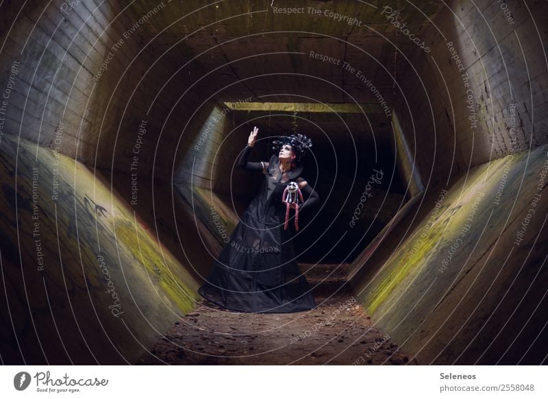 Püppi Halloween Mensch feminin Frau Erwachsene 1 Tunnel Bauwerk Gebäude Architektur gruselig Gothic verkleiden Farbfoto Außenaufnahme Licht Schatten