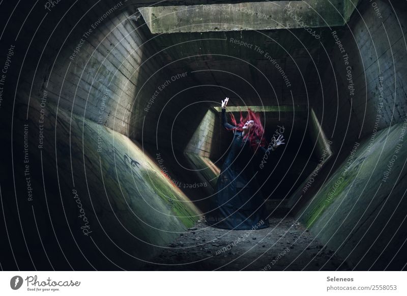 der Tunnel des Grauens Halloween Mensch feminin Frau Erwachsene 1 Bauwerk Gebäude dunkel gruselig Vampir verkleiden Angst Farbfoto Außenaufnahme Licht Schatten