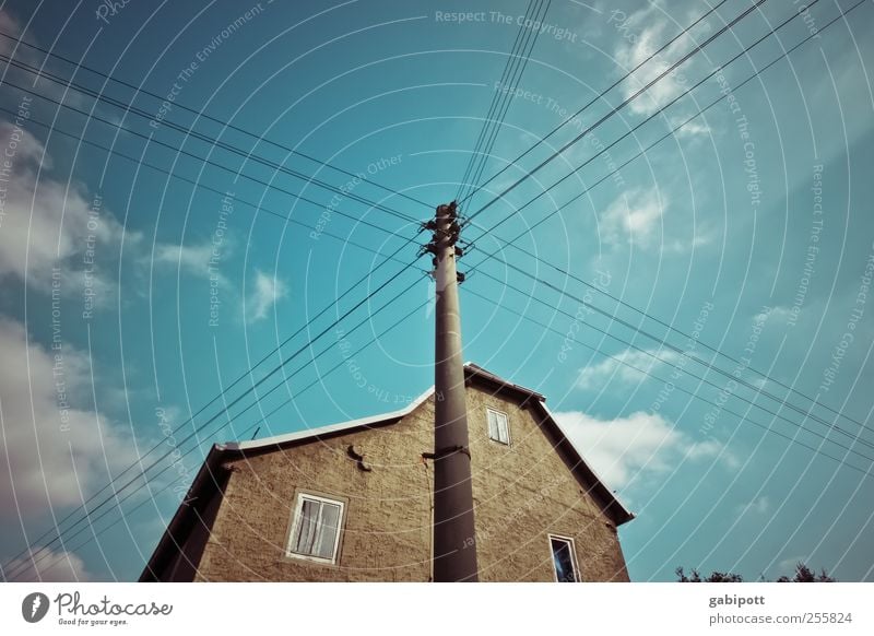 Kabelanschluss Himmel Wolken Herbst Haus Einfamilienhaus Fassade Fenster Laternenpfahl Draht blau braun Verfall Vergänglichkeit Wandel & Veränderung Farbfoto