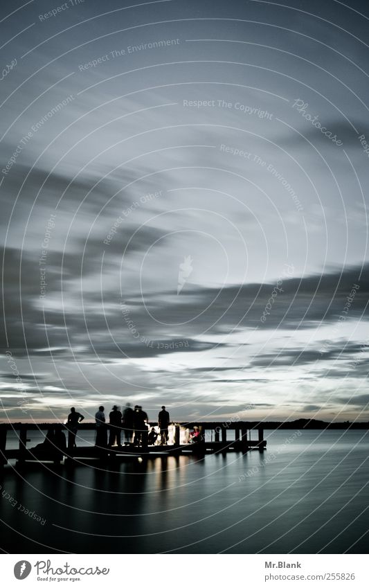 vergeht Freizeit & Hobby Freiheit Feste & Feiern Mensch Menschengruppe Wasser Wolken Horizont Sommer See Steg Erholung Kommunizieren stehen blau Stimmung