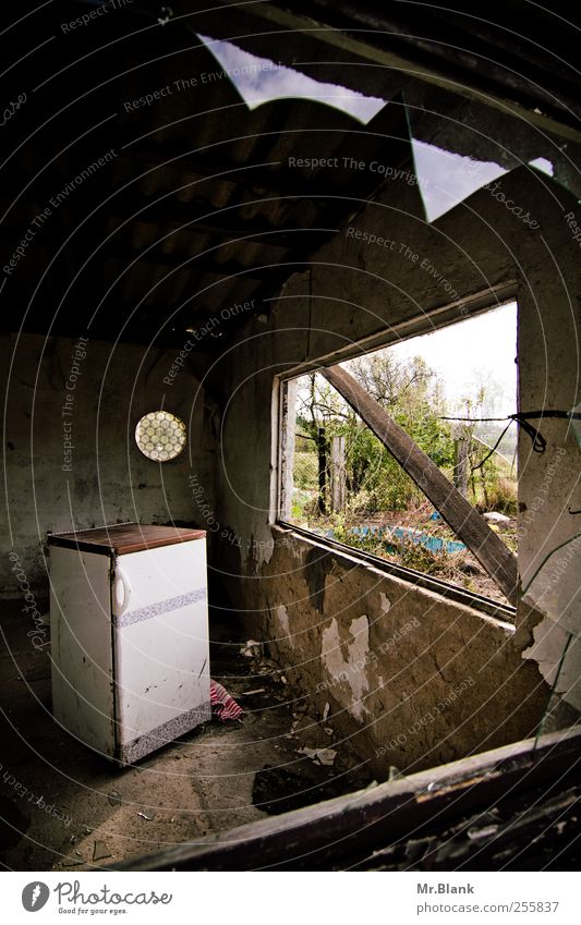 kühle getränke. Kühlschrank Haus Hütte Mauer Wand Fenster alt kaputt Scherbe Zerstörung Balken verbraucht Einsamkeit Farbfoto Gedeckte Farben Innenaufnahme