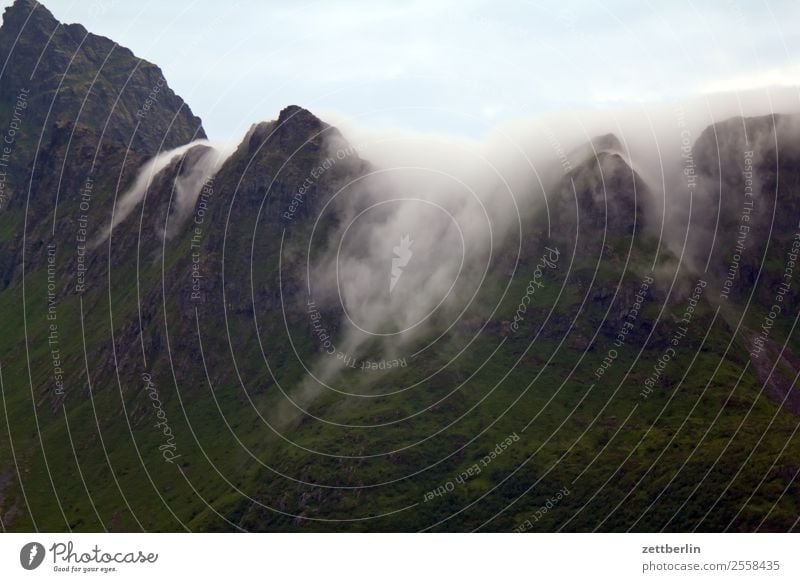 Wolken in Å Felsen Berge u. Gebirge Gipfel Schneebedeckte Gipfel Bergkamm Ferien & Urlaub & Reisen Fjord Himmel Himmel (Jenseits) Landschaft maritim Natur