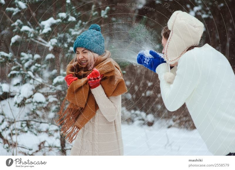 glückliches junges Paar beim Spielen auf dem Winterspaziergang Freude Ferien & Urlaub & Reisen Abenteuer Freiheit Schnee Frau Erwachsene Mann Natur Schneefall