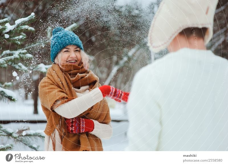 glückliches junges Paar beim Spielen auf dem Winterspaziergang Freude Glück Ferien & Urlaub & Reisen Abenteuer Freiheit Schnee Natur Schneefall Baum Park Wald