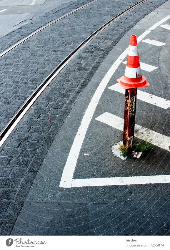 Frankfurter Hütchen Straße Verkehrszeichen Verkehrsschild Straßenbahn Gleise leuchten lustig grau rot weiß standhaft Wachsamkeit markant Kurve Verkehrsleitkegel