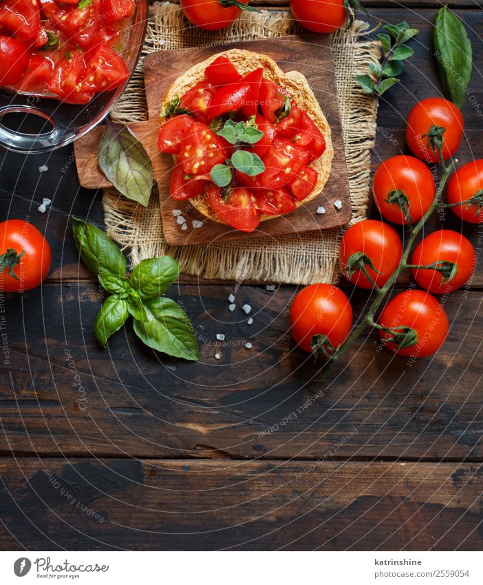 Frisella, typisches süditalienisches Brot Gemüse Holz hell grau grün Tradition Süden Italienisch frisa geröstet trocknen Salento apulisch Spezialitäten rustikal