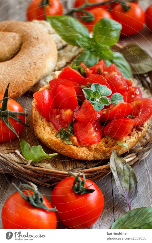 Frisella, typisches süditalienisches Brot Gemüse Holz hell grün Tradition Süden Italienisch frisa geröstet trocknen Salento apulisch Spezialitäten rustikal