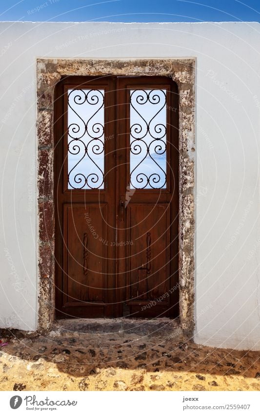 Holztür mit Fenster und Blick aufs Meer Schatten Licht Tag Menschenleer Außenaufnahme mehrfarbig Farbfoto Idylle ruhig schön alt Haus Fußgängerzone Dorf