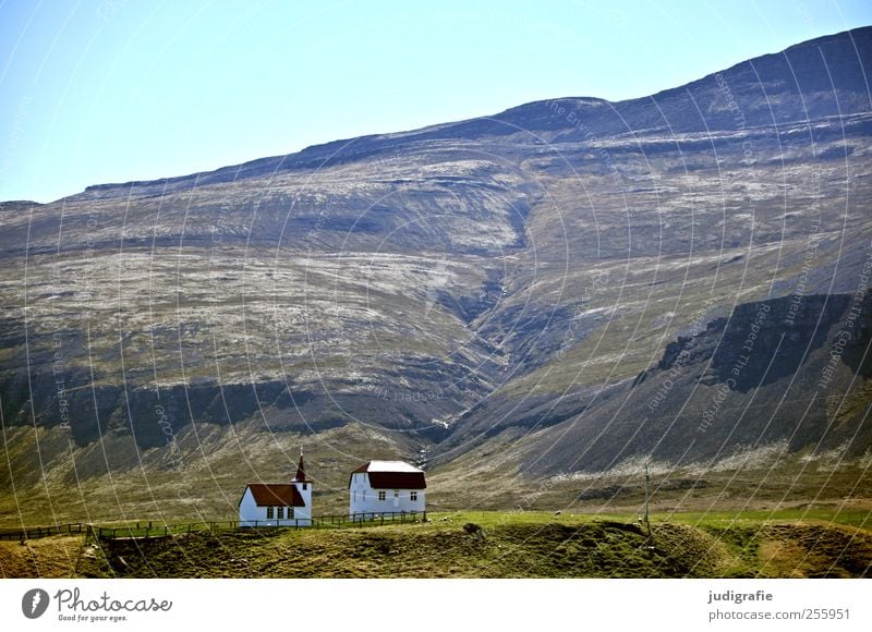 Island Umwelt Natur Landschaft Himmel Hügel Felsen Berge u. Gebirge Haus Kirche Bauwerk Gebäude Kitsch klein Glaube Religion & Glaube Idylle Häusliches Leben