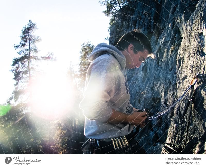 letzte sonenstrahlen genießen.... Leben Sinnesorgane Erholung Freizeit & Hobby Berge u. Gebirge Sport Klettern Bergsteigen maskulin Junger Mann Jugendliche 1