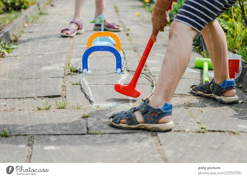 Kinder spielen Minigolf Freizeit & Hobby Spielen Kleinkind Mädchen Junge Kindheit Jugendliche Leben Fuß 1-3 Jahre 3-8 Jahre Umwelt Natur Frühling Sommer Herbst