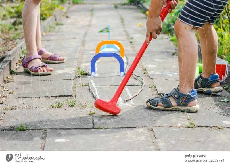 Kinder spielen Minigolf im Garten Leben Freizeit & Hobby Spielen Ferien & Urlaub & Reisen Tourismus Abenteuer Freiheit Sommer Sonne Kleinkind Junge Frau