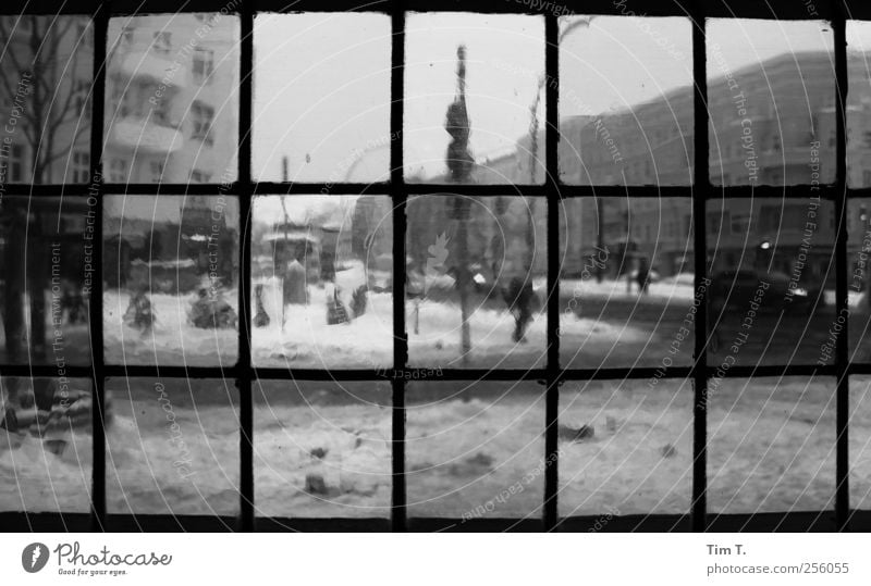 Berlin Ecke Danziger Deutschland Stadt Hauptstadt Stadtzentrum Altstadt Haus Fenster Prenzlauer Berg Kneipe Winter Schneefall Butzenscheibe Schwarzweißfoto