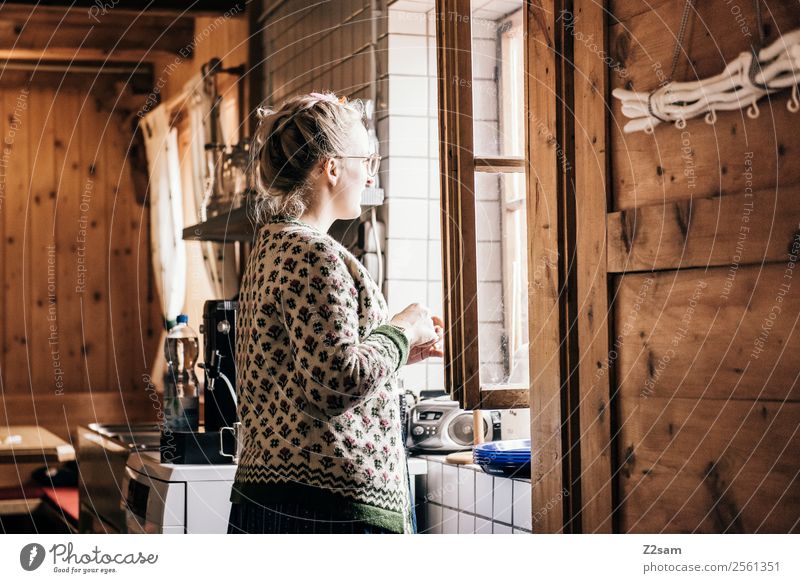 Junge Frau in Almhütte Hütte Tracht Strickweste Brille blond Denken Erholung Blick Glück natürlich retro schön Zufriedenheit Gelassenheit ruhig Sehnsucht