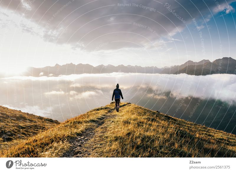 Junge Frau auf dem Gipfel des Vernet Ferien & Urlaub & Reisen Abenteuer Ferne Berge u. Gebirge wandern Feste & Feiern Erwachsene 30-45 Jahre Natur Landschaft