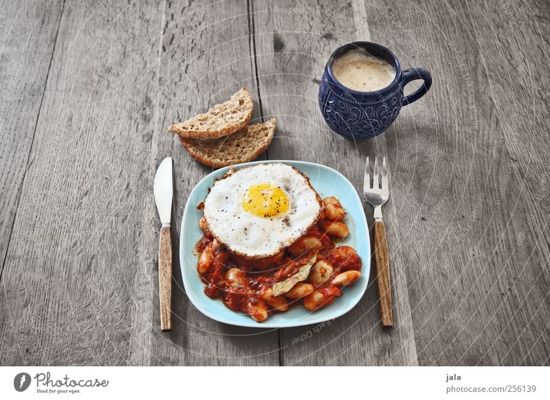 brunch Lebensmittel Gemüse Brötchen Bohnen Tomatensauce Spiegelei Ernährung Frühstück Mittagessen Getränk Heißgetränk Kaffee Geschirr Teller Tasse Besteck