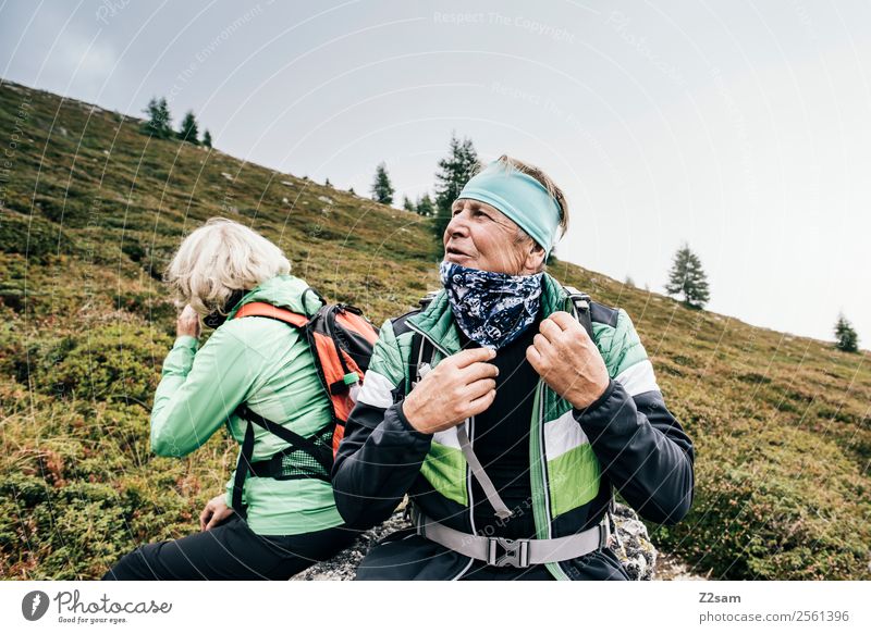 Senioren beim Wandern Lifestyle Freizeit & Hobby Berge u. Gebirge wandern Feste & Feiern Weiblicher Senior Frau Männlicher Senior Mann Paar Partner 60 und älter