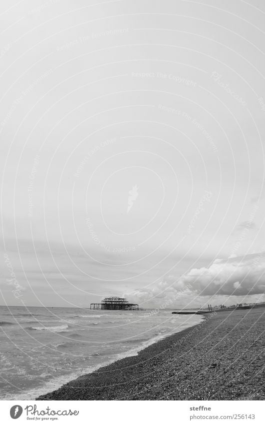 strandurlaub Himmel Wolken Wellen Küste Strand Meer Nordsee Brighton England Ferien & Urlaub & Reisen Spaziergang Schwimmen & Baden Steinstrand Schwarzweißfoto