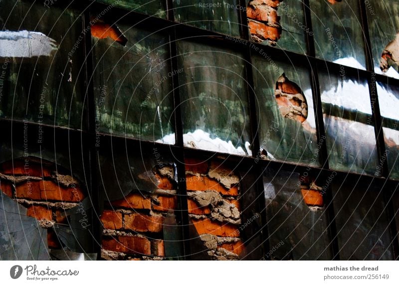 ? Menschenleer Haus Industrieanlage Fabrik Ruine Bauwerk Gebäude Architektur Mauer Wand Fenster Stein Glas Metall alt ästhetisch dunkel eckig kaputt trist