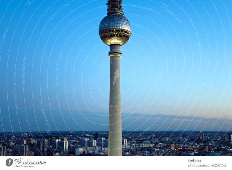 berlin vom vogel aus gesehen Sightseeing Fernsehen Horizont Skyline Hochhaus Dom Rathaus Sehenswürdigkeit Tower (Luftfahrt) fliegen blau rot Sonnenuntergang