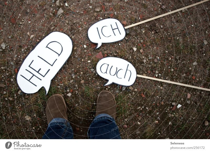 Helden wie wir Mensch Fuß 1 Gras Moos Jeanshose Schuhe Zeichen Schriftzeichen Schilder & Markierungen Hinweisschild Warnschild dreckig oben Sprechblase sprechen