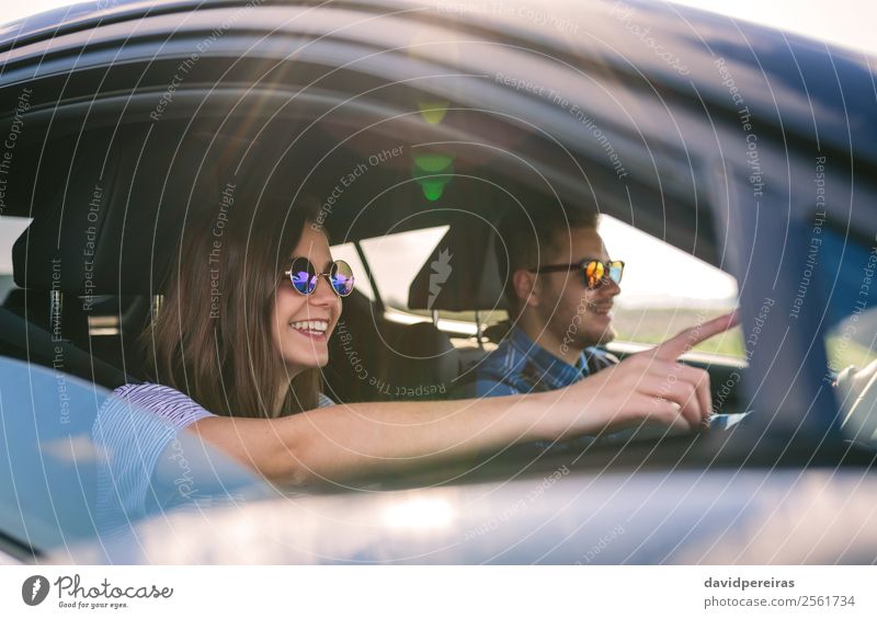 Junger Mann fährt mit seiner Freundin ein Auto. Lifestyle Freude Glück schön Freizeit & Hobby Ferien & Urlaub & Reisen Ausflug Abenteuer Freiheit Mensch Frau