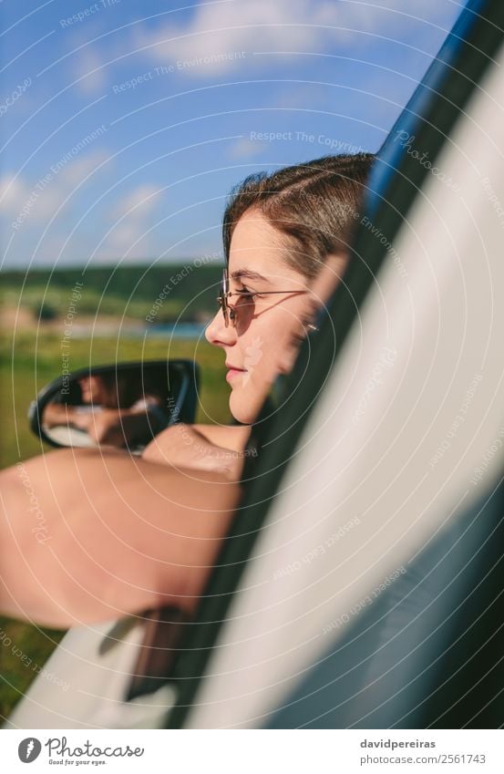 Mädchen, das sich an das Fenster des Autos lehnt. Lifestyle Glück schön Gesicht Erholung ruhig Ferien & Urlaub & Reisen Ausflug Sommer Kind Mensch Frau