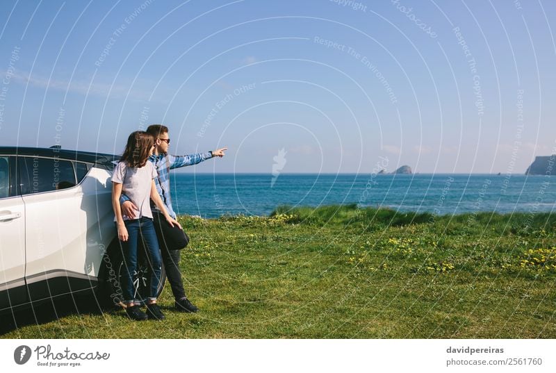 Paar mit Autobeobachtung Landschaft Lifestyle Ferien & Urlaub & Reisen Ausflug Abenteuer Meer Mensch Frau Erwachsene Mann Natur Gras Wiese Felsen Küste PKW