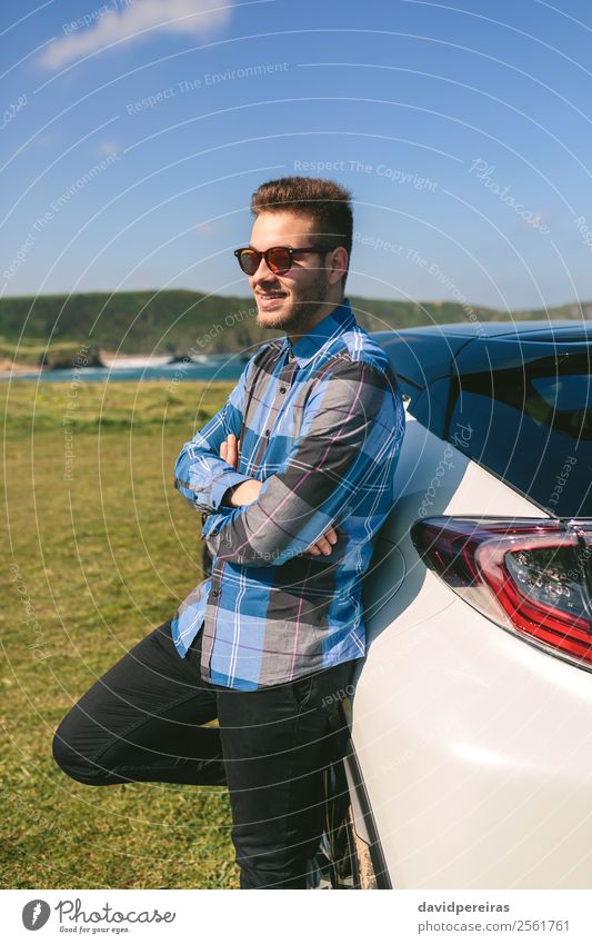 junger Mann, der sich auf sein Auto lehnt. Lifestyle Glück Gesicht Erholung Ferien & Urlaub & Reisen Ausflug Abenteuer Mensch Erwachsene Natur Landschaft Küste