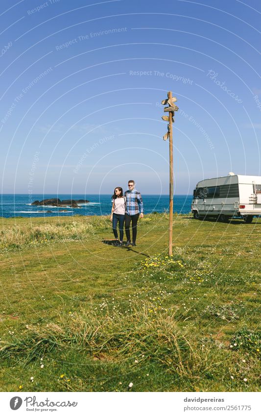 Ein Paar, das mit einem Wohnmobil einen Spaziergang an der Küste macht. Ferien & Urlaub & Reisen Abenteuer Freiheit Meer Mensch Frau Erwachsene Mann Natur