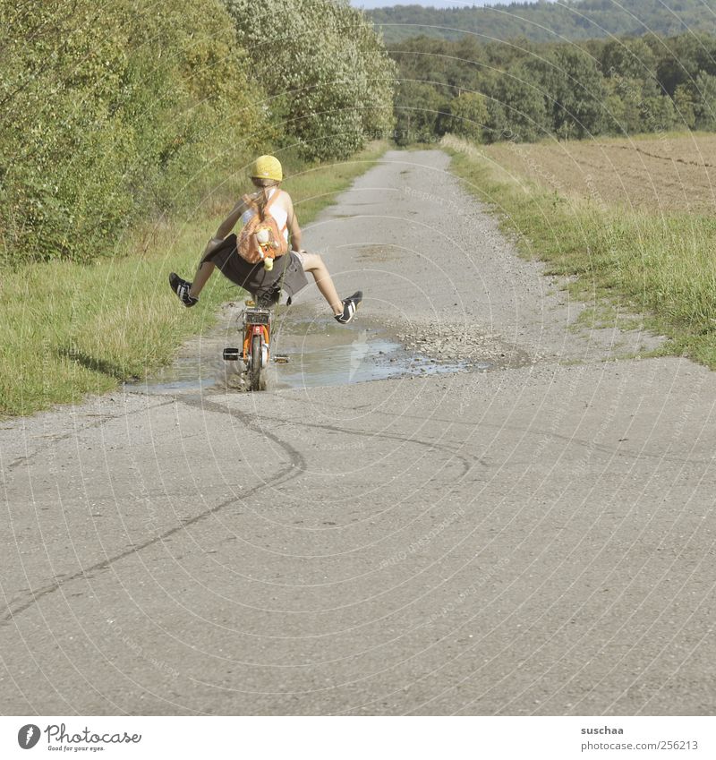 ab durch die mitte ... Kind Mädchen Kindheit 1 Mensch 3-8 Jahre Umwelt Natur Landschaft Sommer Klima Wetter Feld Wald dreckig Fröhlichkeit frisch sportlich