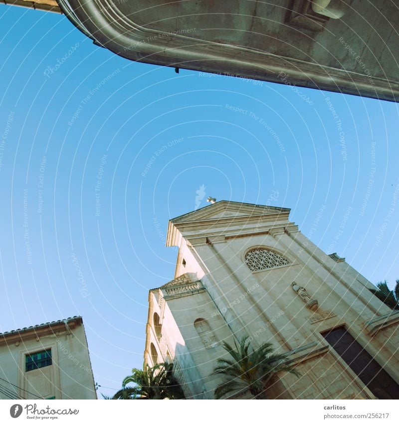 Kirche des heiligen Sankt Titanic Wolkenloser Himmel alt Portal Rundbogenfenster Säulenkapitell Palme mediterran Ses Salines Mallorca Ferien & Urlaub & Reisen