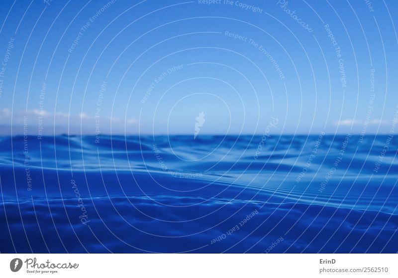 Nahaufnahme der Meeresoberfläche mit blauem Himmelshorizont Erholung ruhig Ferien & Urlaub & Reisen Insel Tapete Natur Landschaft Wolken nass Gelassenheit