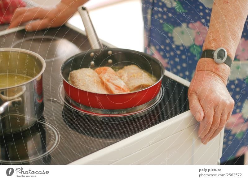 Rentnerin macht Essen Ernährung Mittagessen Abendessen Mensch Frau Erwachsene Weiblicher Senior Großeltern Großmutter Leben Arme Hand 45-60 Jahre 60 und älter