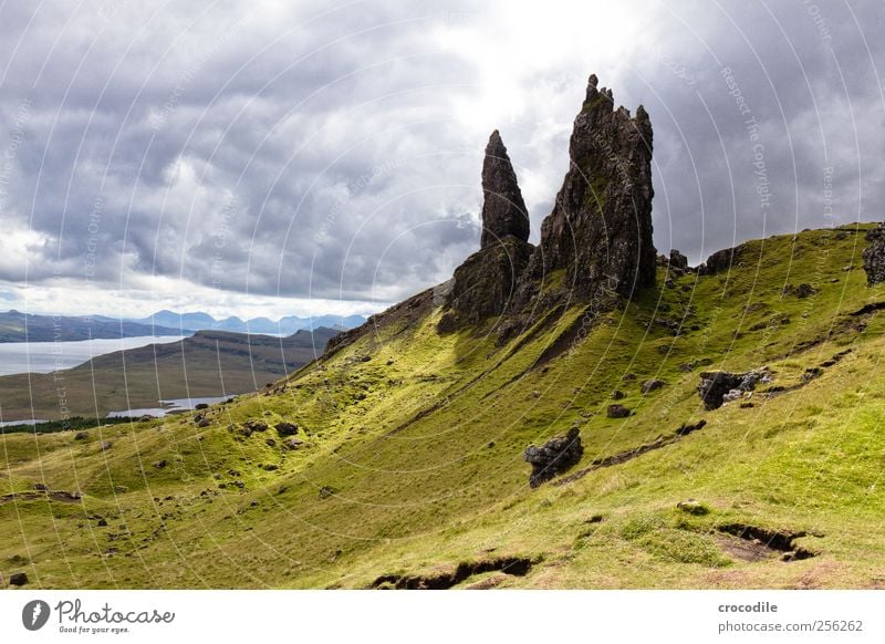 old man of storr II Umwelt Natur Landschaft Urelemente schlechtes Wetter Regen Wiese Hügel Felsen Berge u. Gebirge Küste Meer Atlantik Insel Isle of Skye