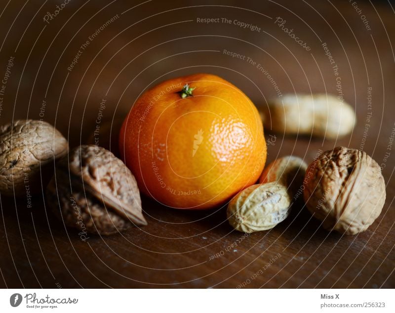 Gesundes vom Nikolaus Lebensmittel Frucht Orange Ernährung lecker saftig süß Weihnachten & Advent Gesunde Ernährung Mandarine Nuss Erdnuss Nussschale Walnuss