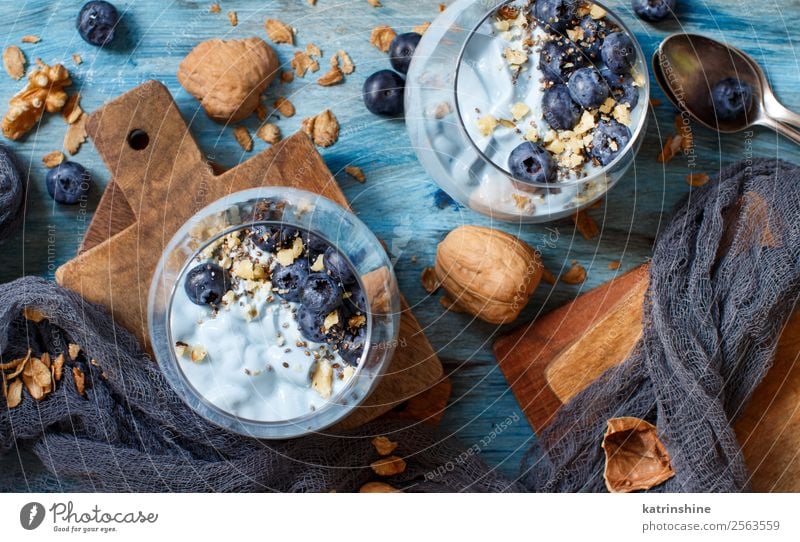 Frisella, typisches süditalienisches Brot Joghurt Frucht Dessert Ernährung Frühstück Vegetarische Ernährung Diät Löffel Sommer frisch hell weiß Farbe Beeren